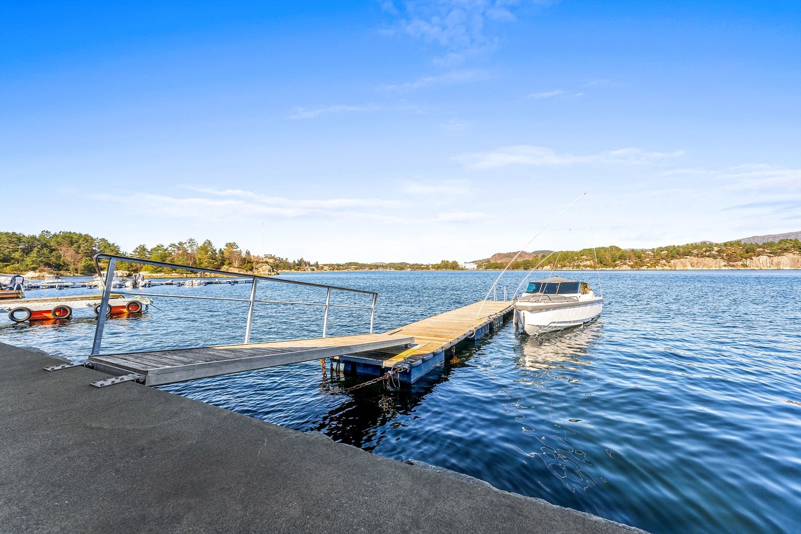 Stor flytebrygge som deles med nabo Galleribilde