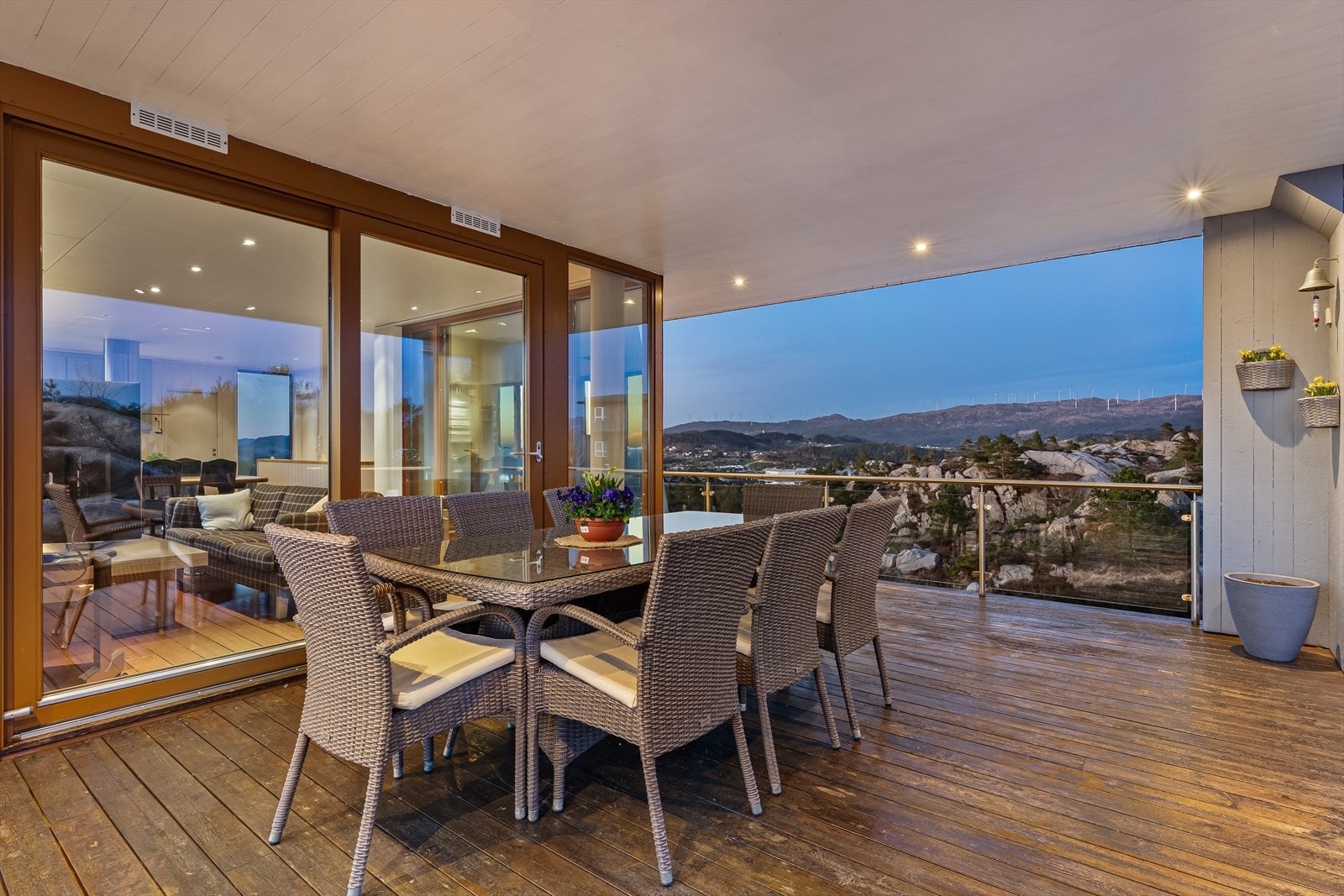 Praktisk med overbygd terrasse når sommerdagene blir for varme el regnværet melder sin ankomst Galleribilde