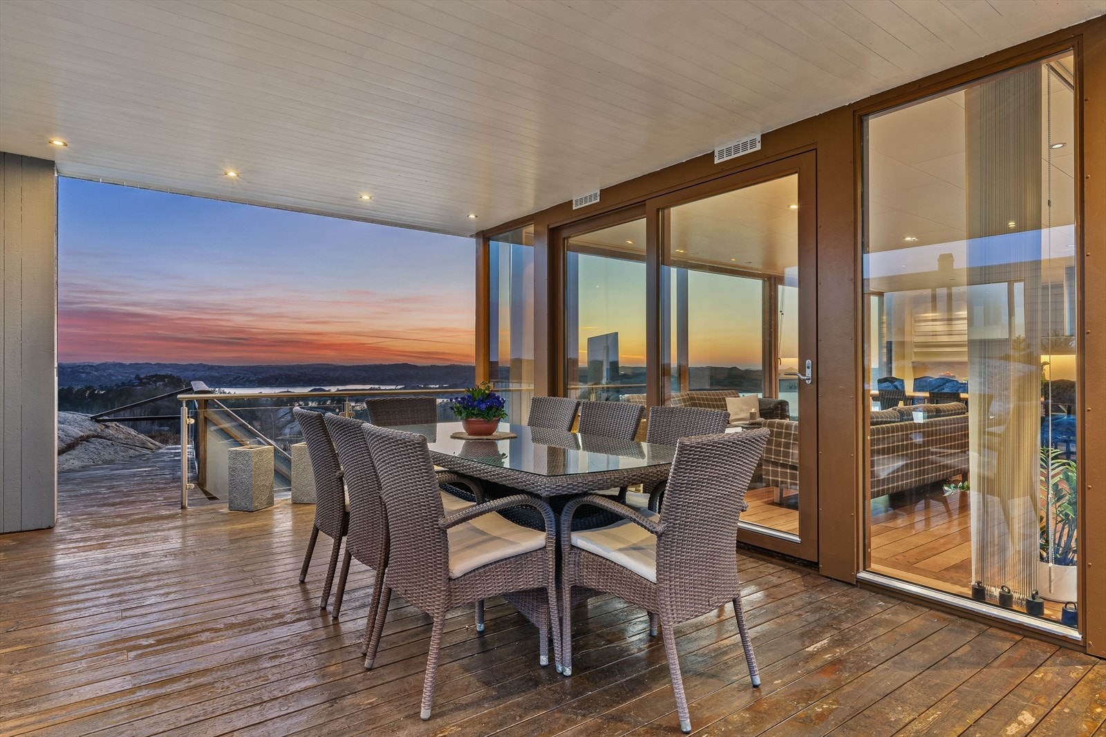 Fra stue er det utgang til overbygd terrasse m/spotter Galleribilde