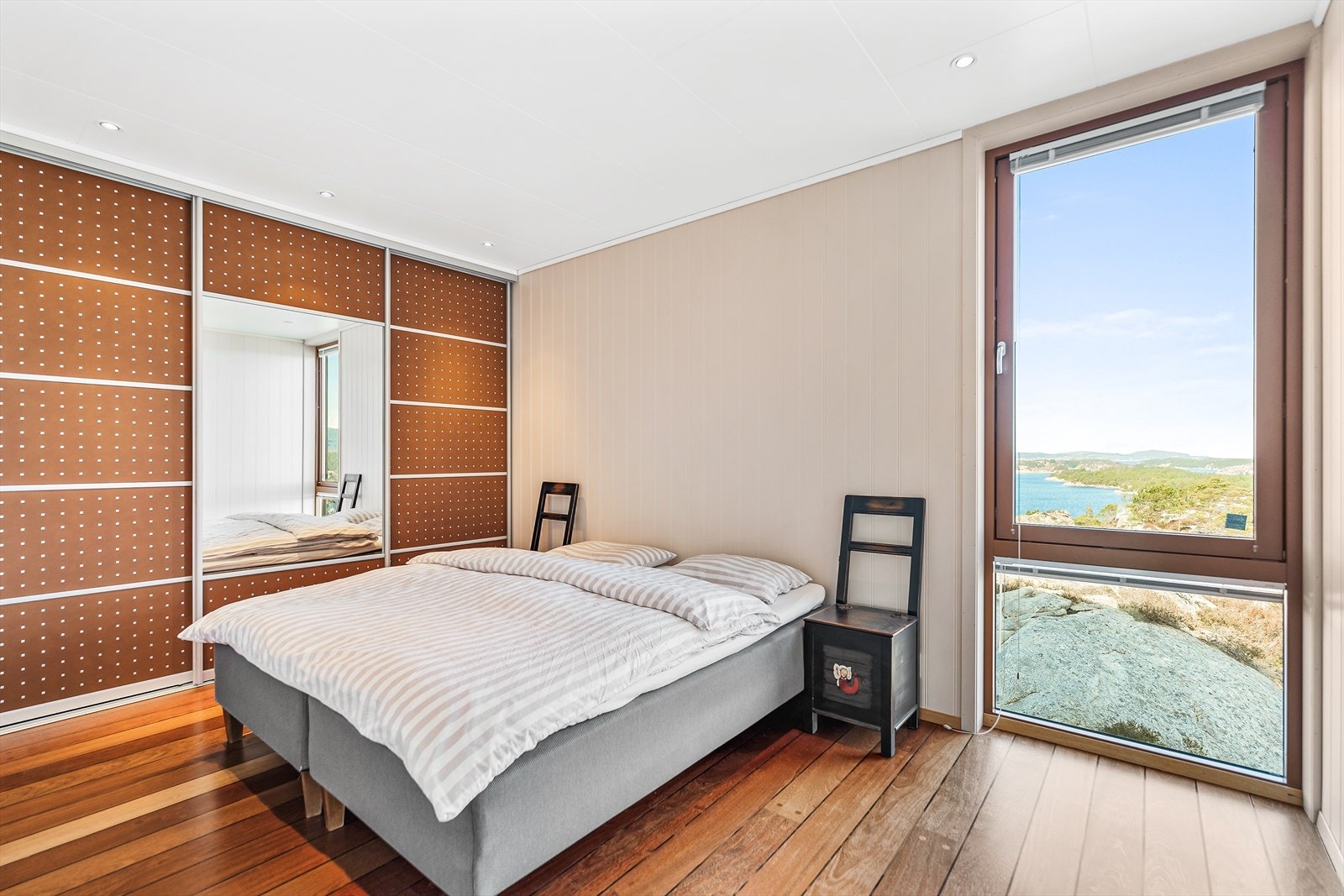 Alle soverom har installert skyvedørsgarderober i skinn Galleribilde