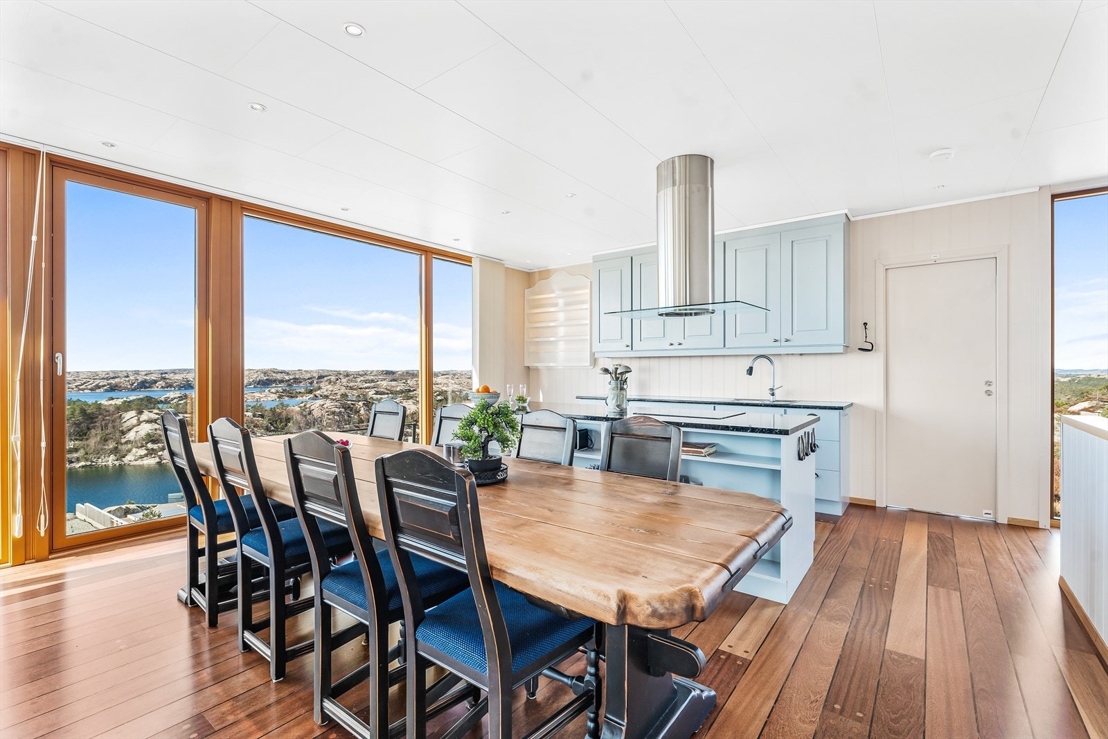 God plass til spisegruppe ved kjøkken Galleribilde