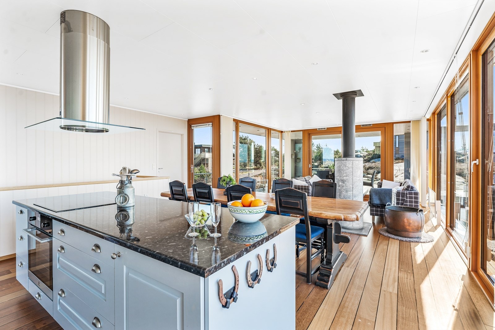 Stue og kjøkken ligger i en åpen løsning Galleribilde