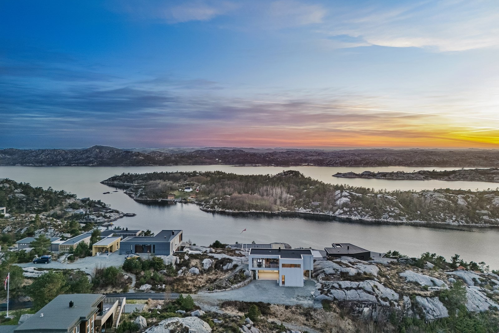 Dronefoto mot øyene Hjelmen og Ålforo Galleribilde