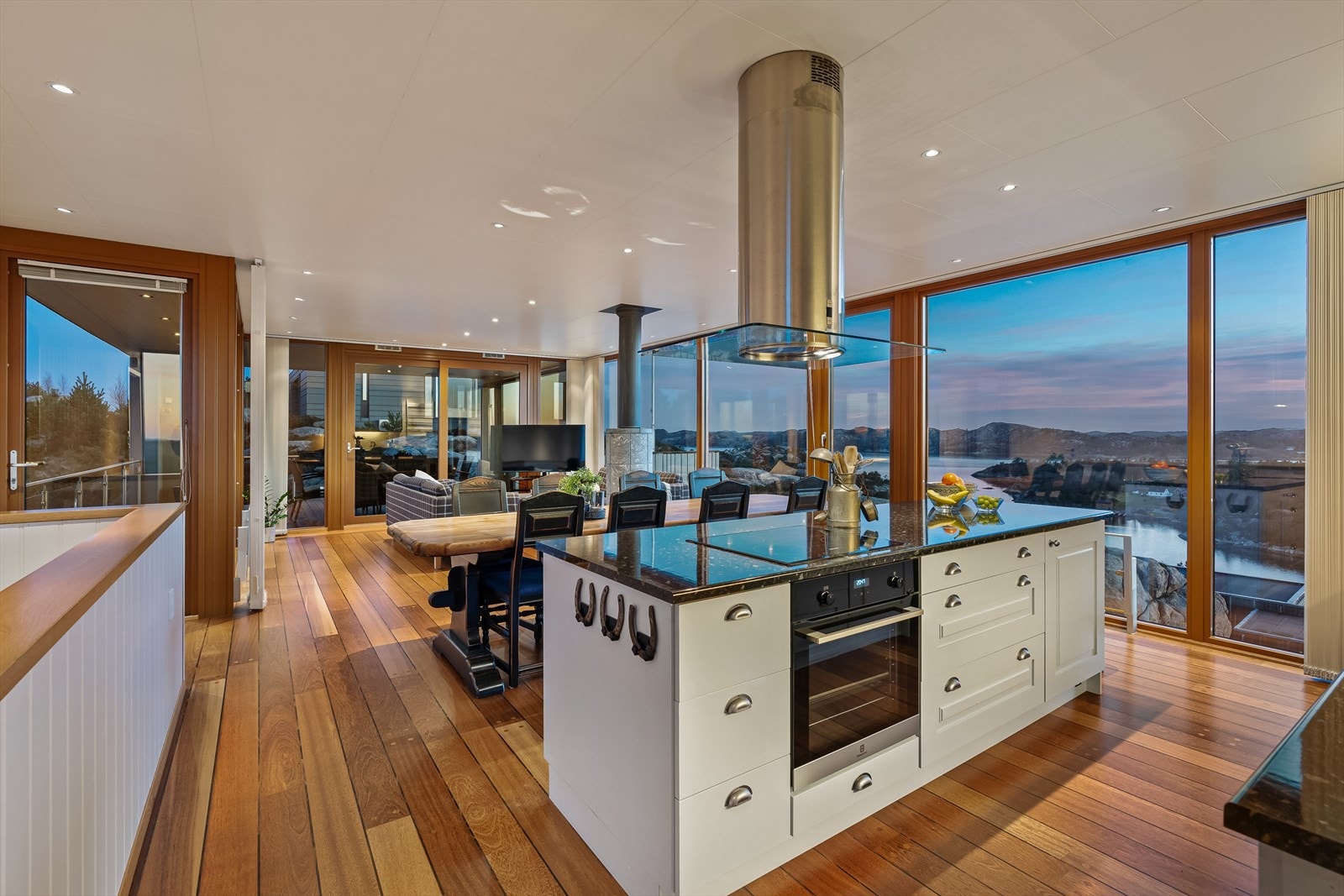 Det er noe spesielt med å lage mat eller spise mens man ser ut over havet Galleribilde