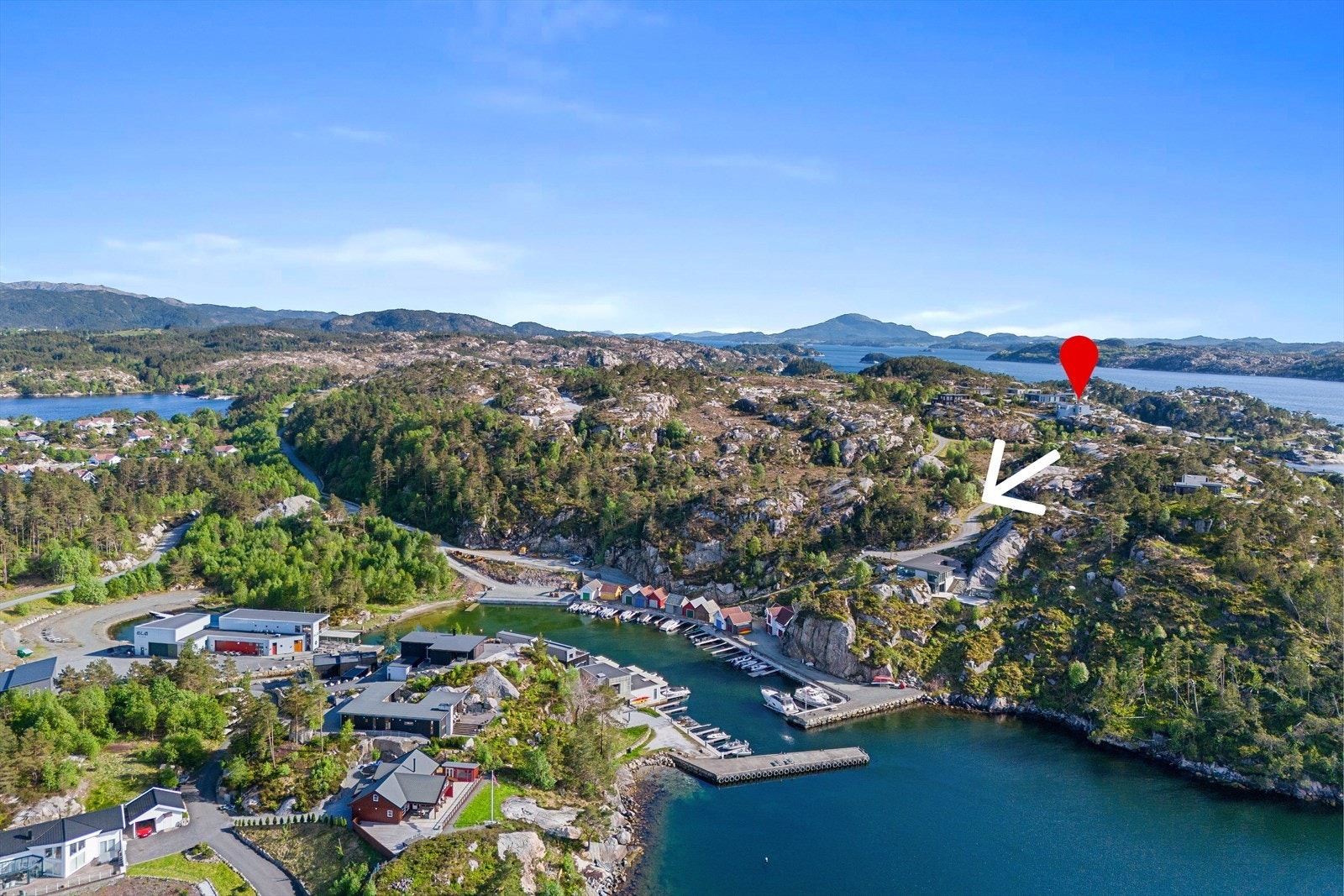 Fra hytten er det kort gange via gangvei (ref pil) ned til Vesthaugane Bryggje og Bryggekafeen Galleribilde