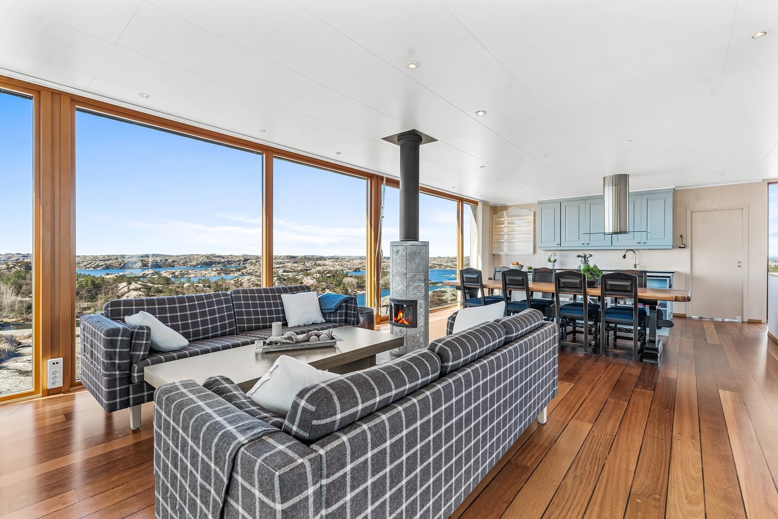 Store vindusflater fra gulv til tak Galleribilde