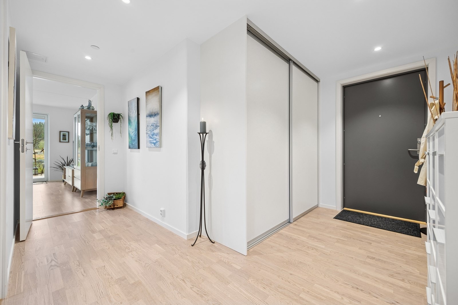 Leilighetens entré har god plass til å henge fra seg yttertøy og sko i den integrerte skyvedørsgarderoben. Fra gangen har man adkomst til bod, perfekt for å henge bort de litt tykkere vinterjakkene. Galleribilde
