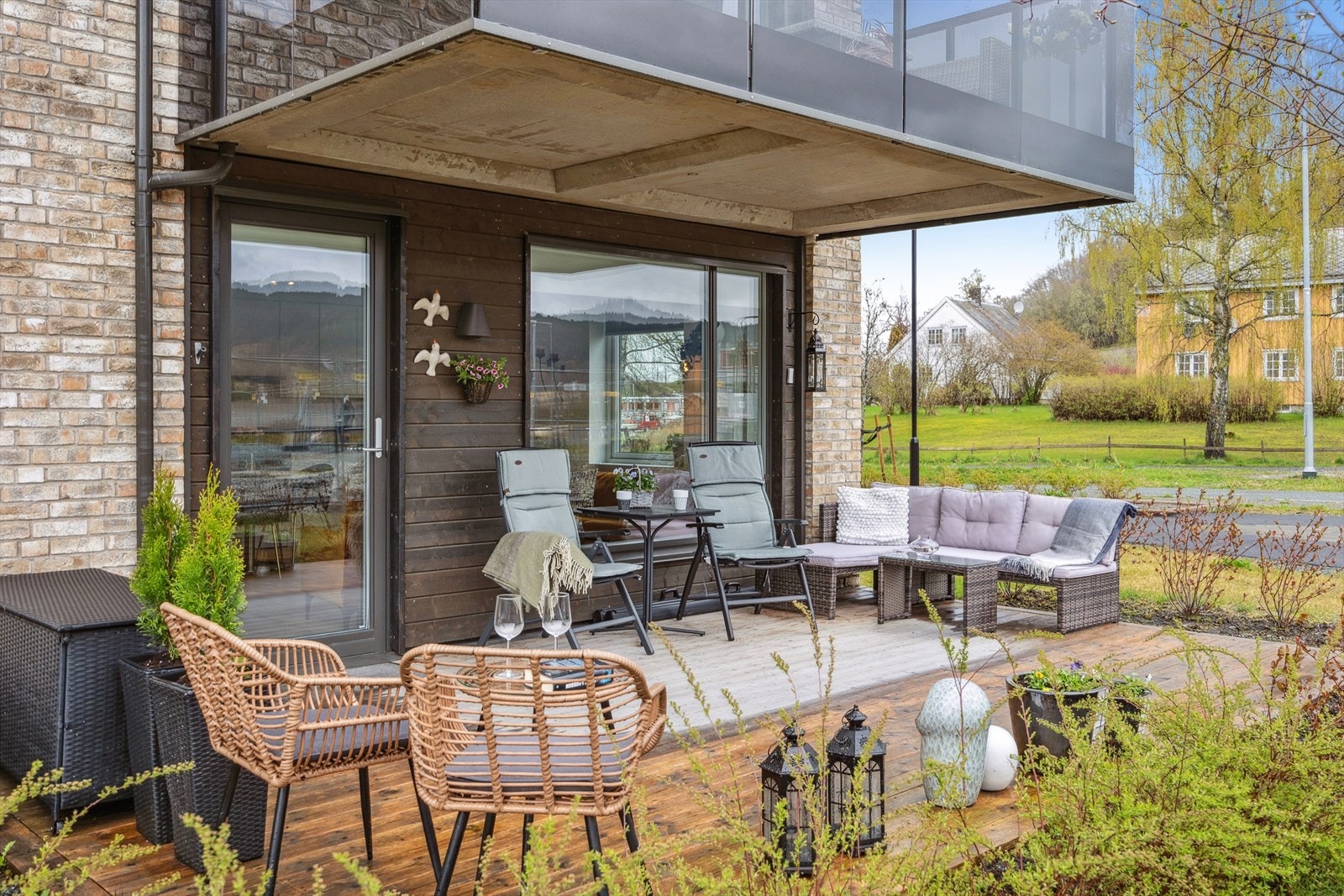Privat markterrasse på 17m² med mye muligheter for å skape de koseligste stunder på de sene sommerkveldene. Galleribilde