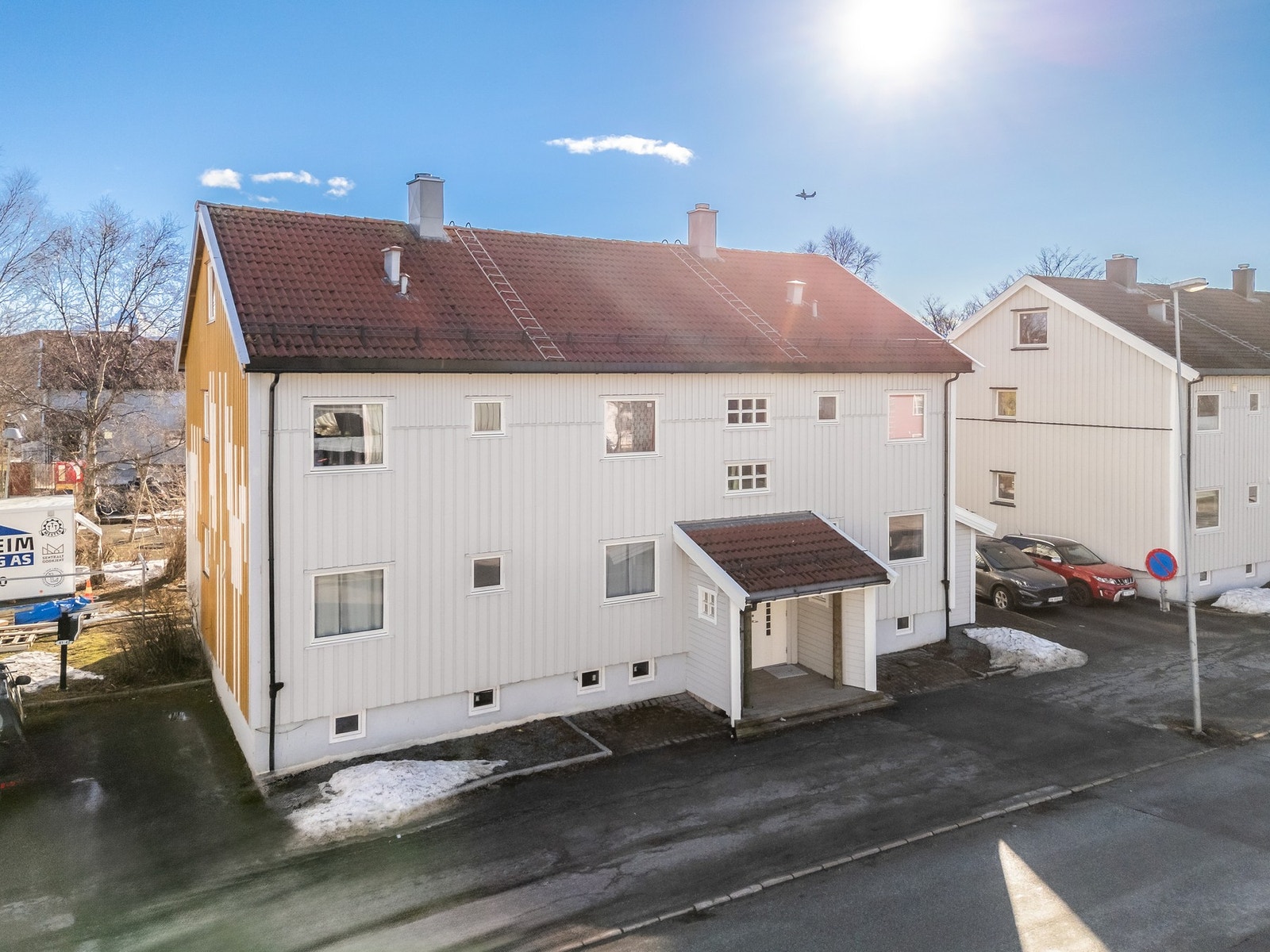 Egen parkeringsplass på siden av bygget, med el.billader. Galleribilde