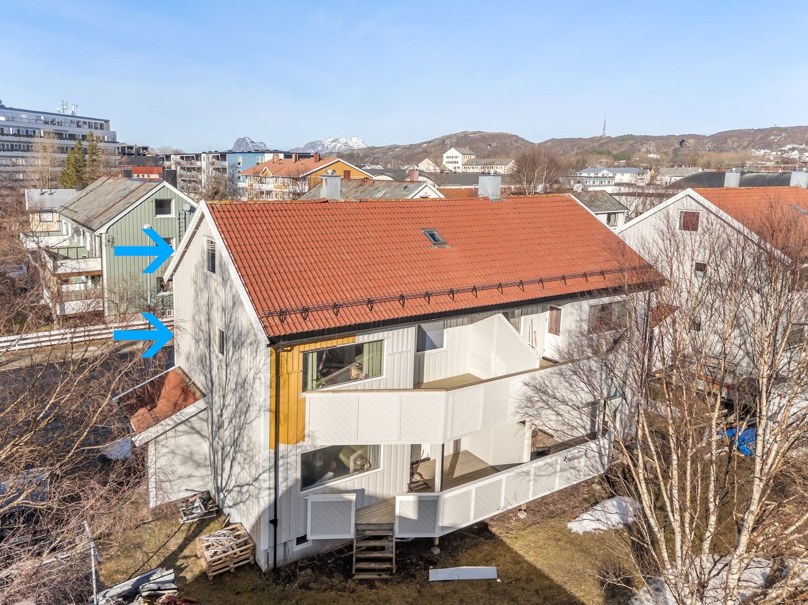 Leiligheten ligger i 2.etasje, samt loft. El.billader og parkering rett utenfor! Galleribilde
