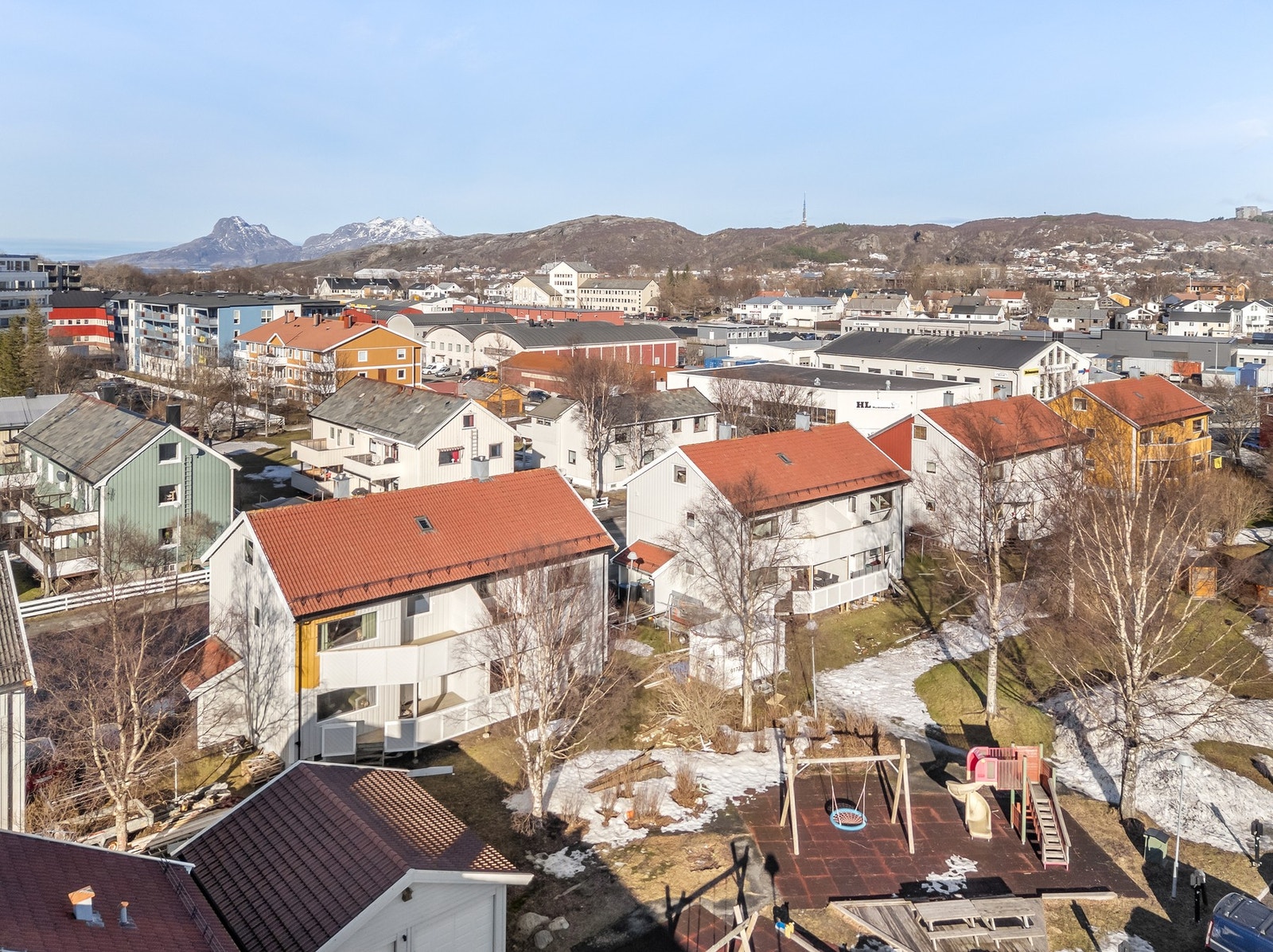 Boligen ligger som topp-/hjørneleil. med lite innsyn og er ligger vendt mot grøntareal/lekeområde. Galleribilde