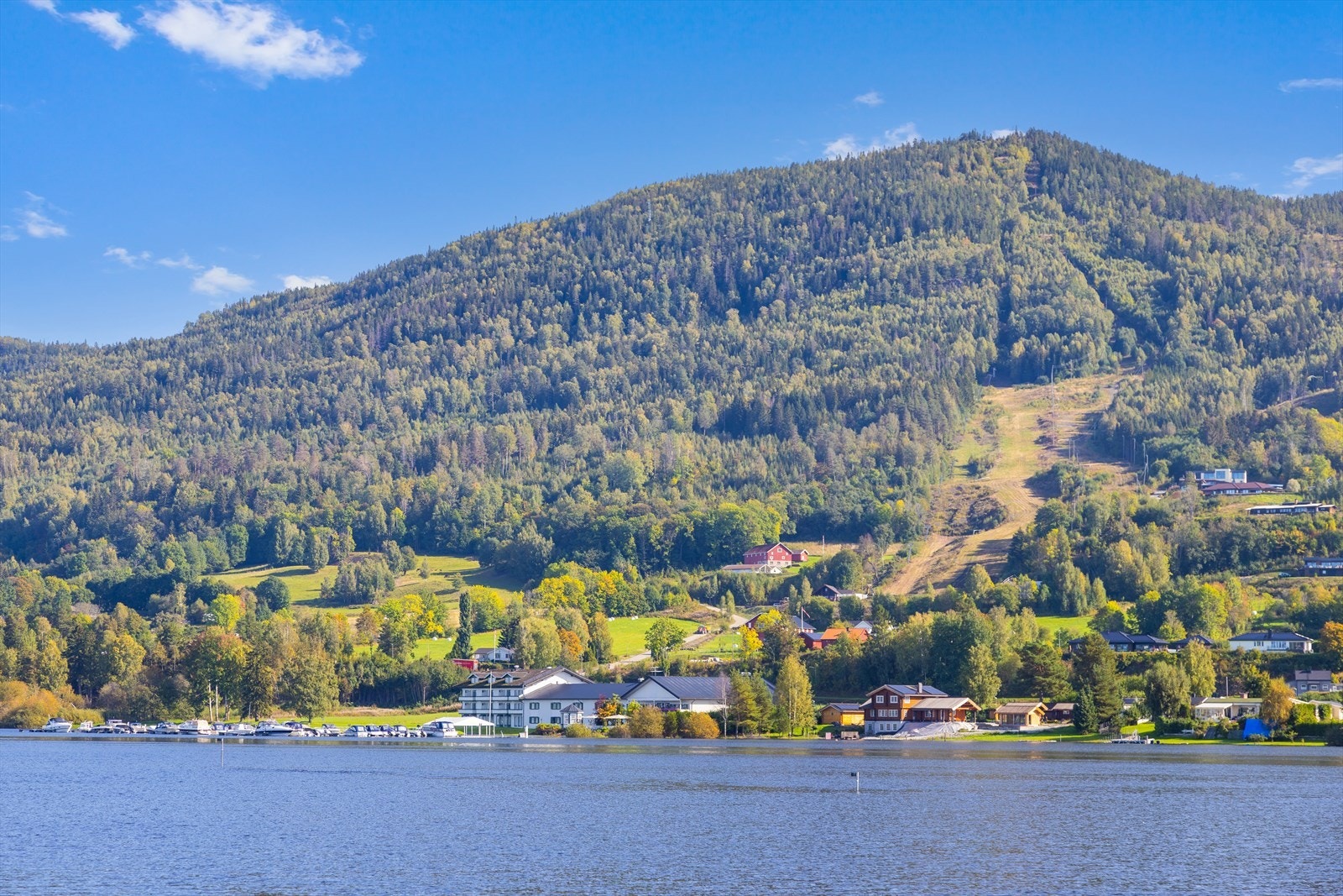 På østsiden av Vikersund finner man Vikersund idrettsplass med kunstgress fotballbane, sandhåndballbane og klubbhus, Tyrifjord hotell, Modum skisenter med alpinanlegg og videre Vikersund Hoppsenter. Galleribilde