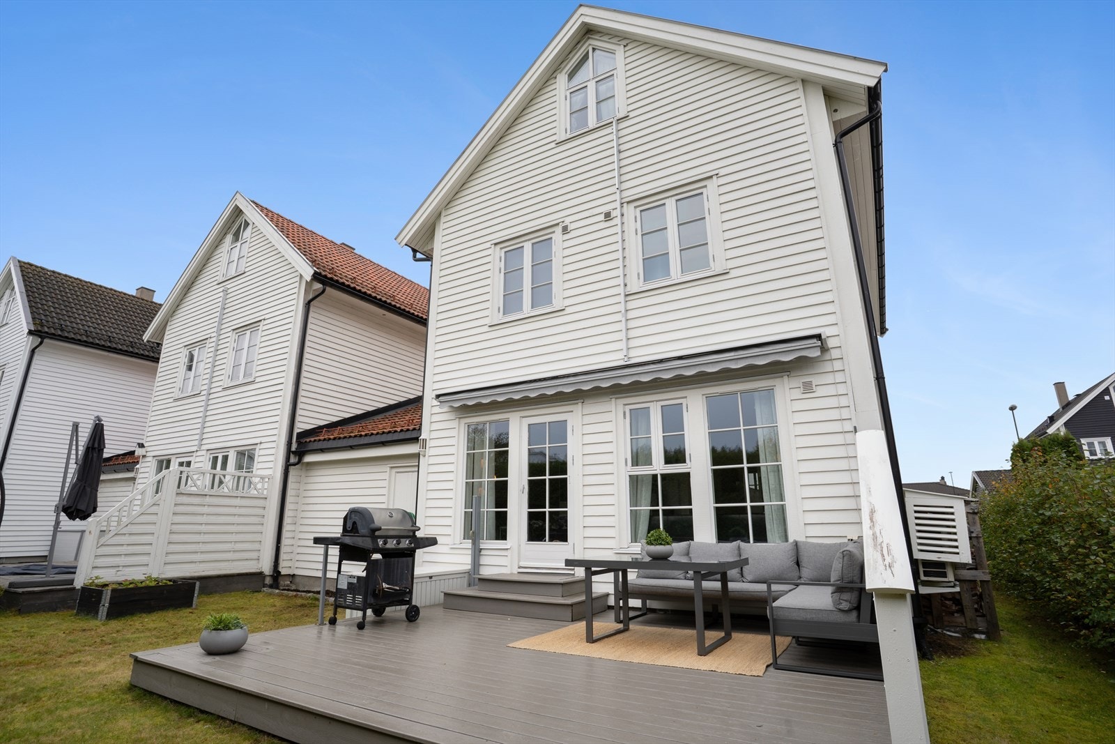 Boligen ligger flott til i enden av rekken med uteareal på flere sider av bygget. Galleribilde