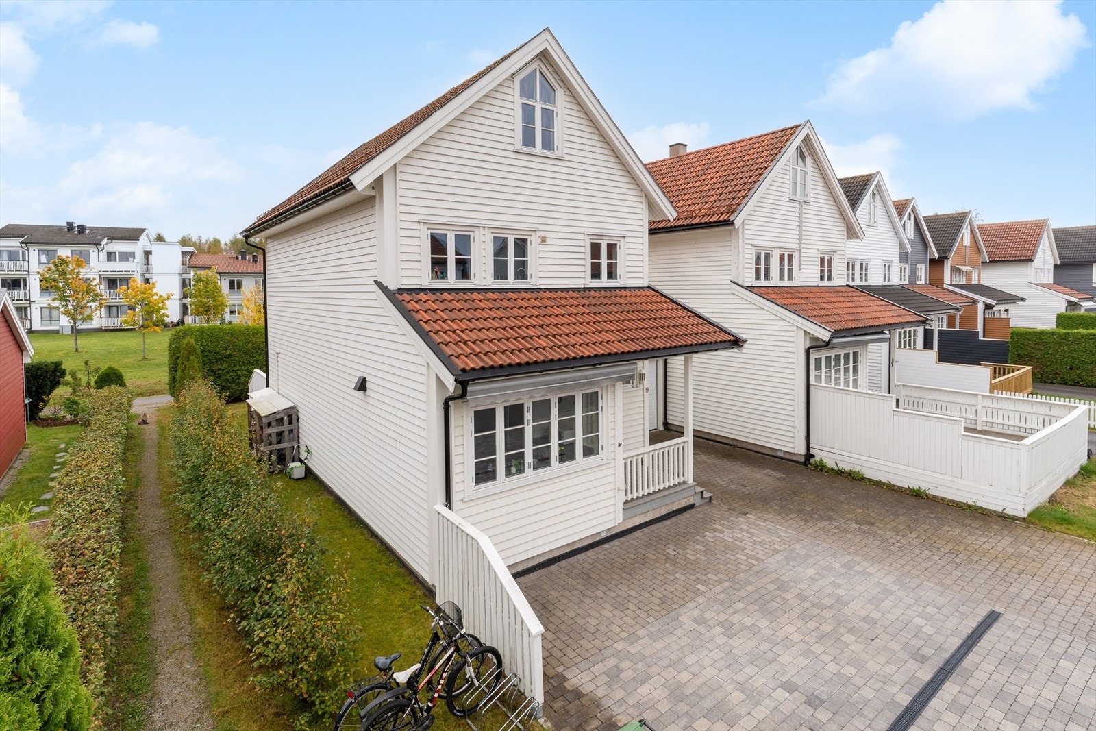 En innholdsrikt kjedet enebolig med en sentral og barnevennlig beliggenhet på Nordbymoen. Galleribilde