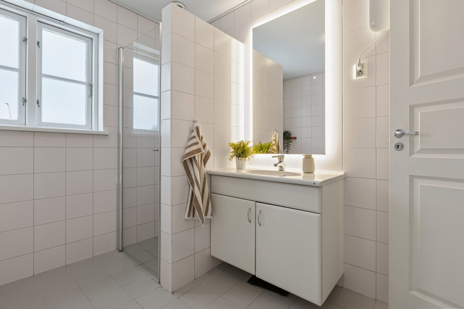 Badet er utstyrt med toalett, badekar og dusj, samt baderomsinnredning. Galleribilde