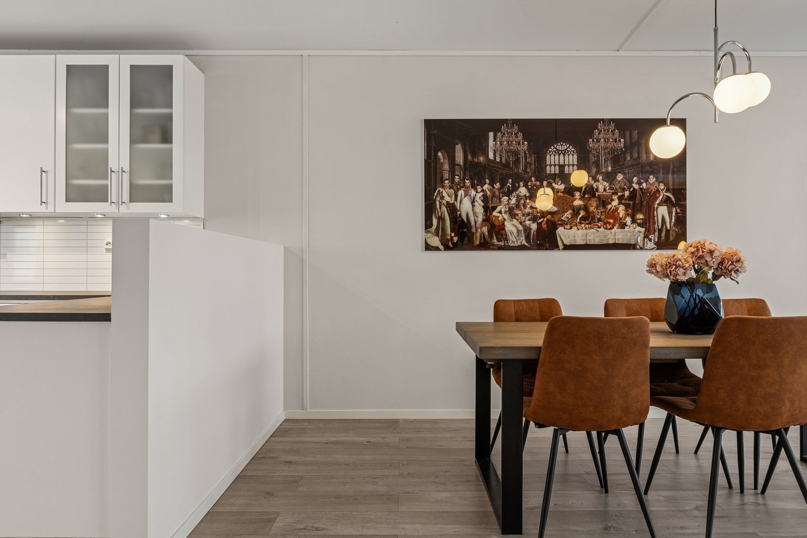 Den praktiske halvveggen gir et visuelt skille mot kjøkkenet, uten å lukke rommet. Galleribilde