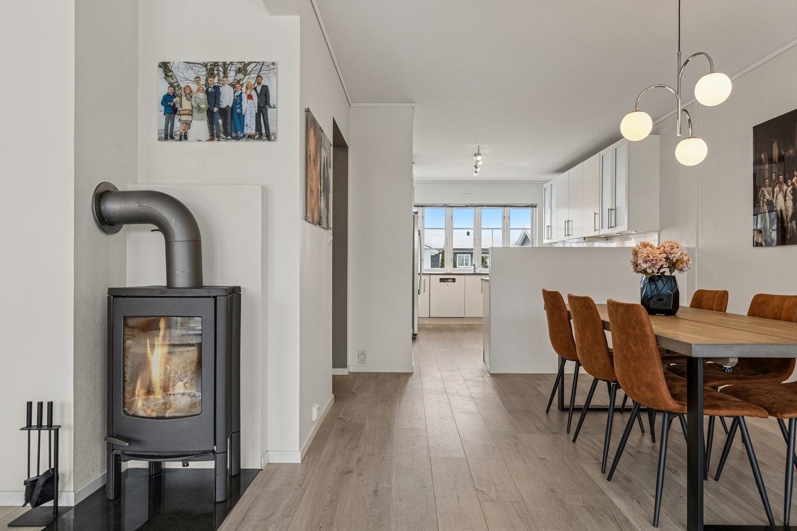 Den delvis åpne løsningen skaper en fin flyt mellom stue, spisestue og kjøkken. Galleribilde