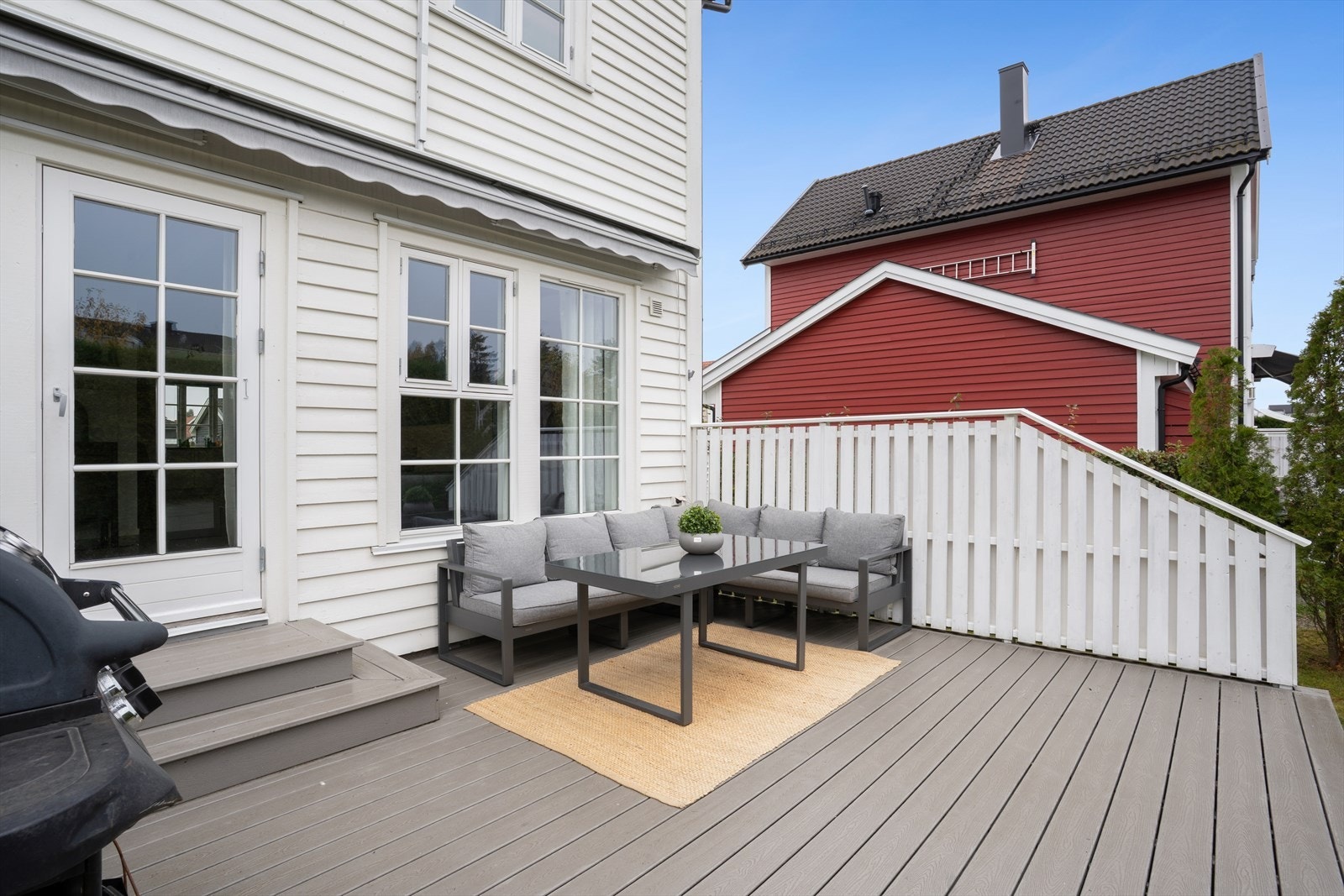 God plass til utemøbler og grill, perfekt for sosiale sammenkomster.Markisen gir behagelig skygge på varme dager. Galleribilde