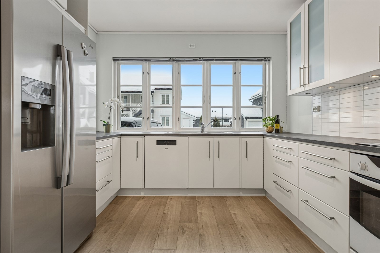 Innredningen har slette, hvite fronter og integrerte hvitevarer som stekeovn og platetopp. Galleribilde