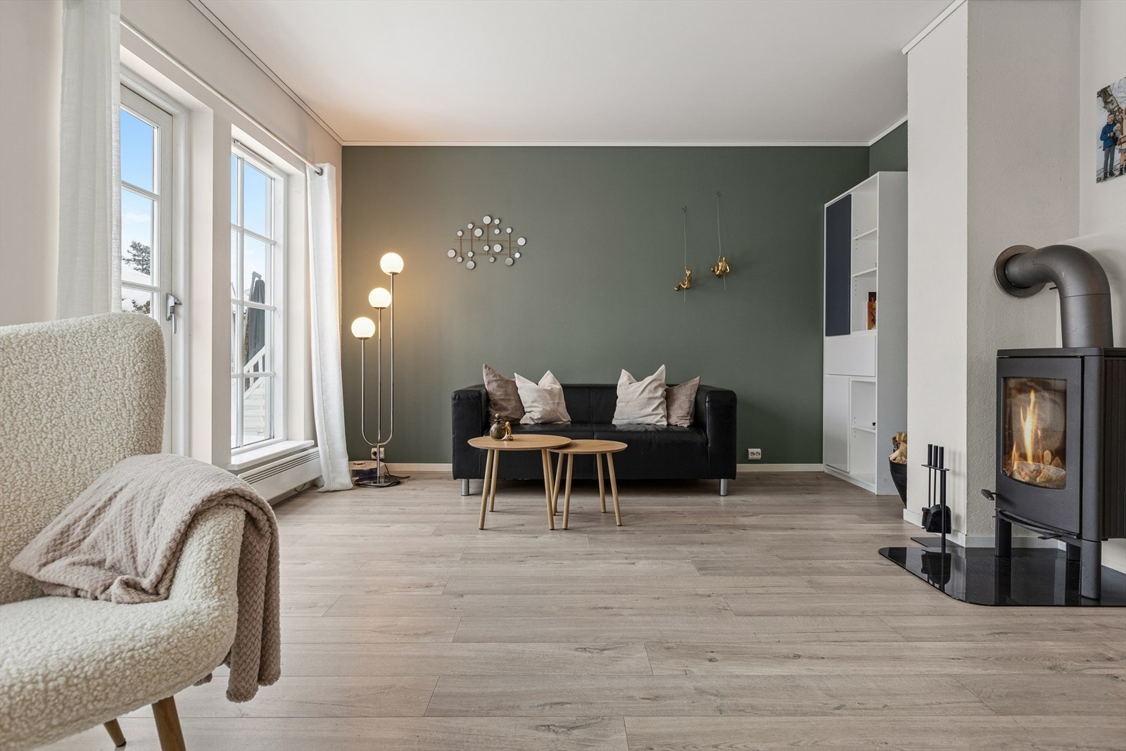 Stuen er romslig og har god plass til å møblere i flere soner. Galleribilde