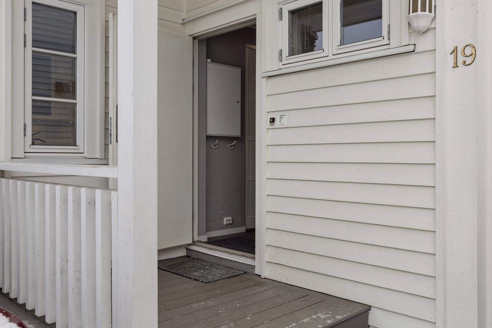 Rett ved inngangspartiet har du garasjen, og ellers god plass på gårdsplassen rett utenfor. Galleribilde