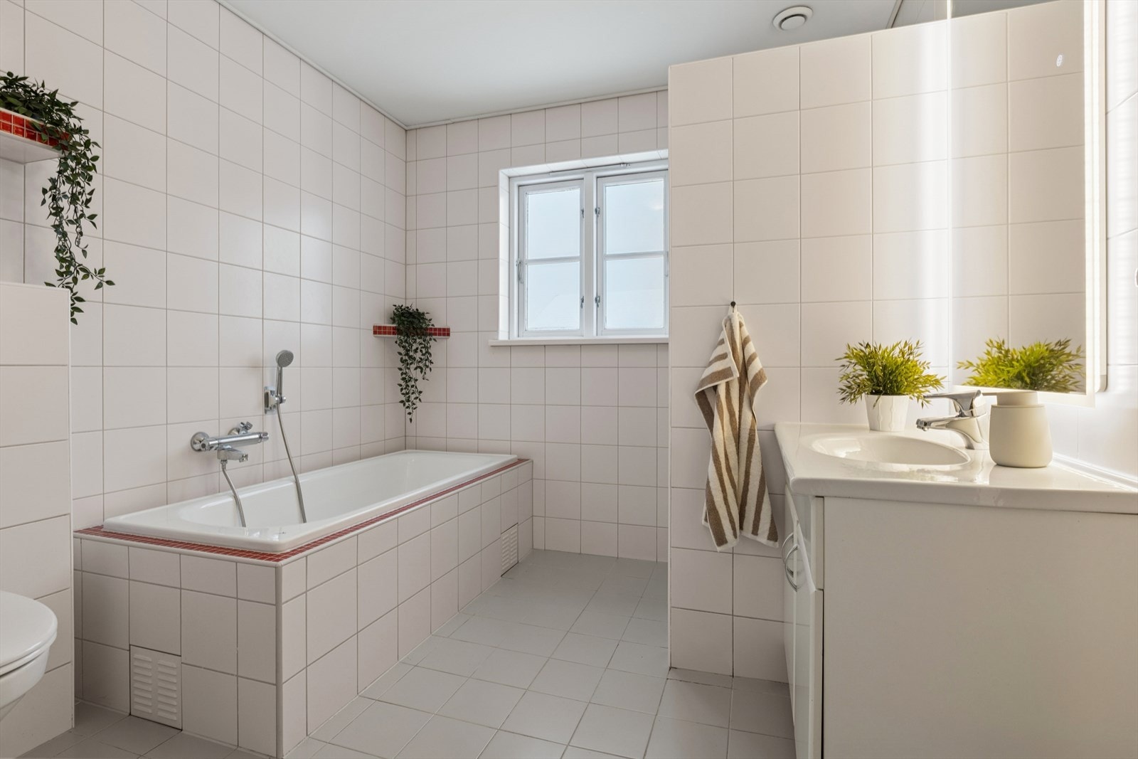 Flislagt bad med tidløst uttrykk, ligger i boligens andre etasje. Galleribilde