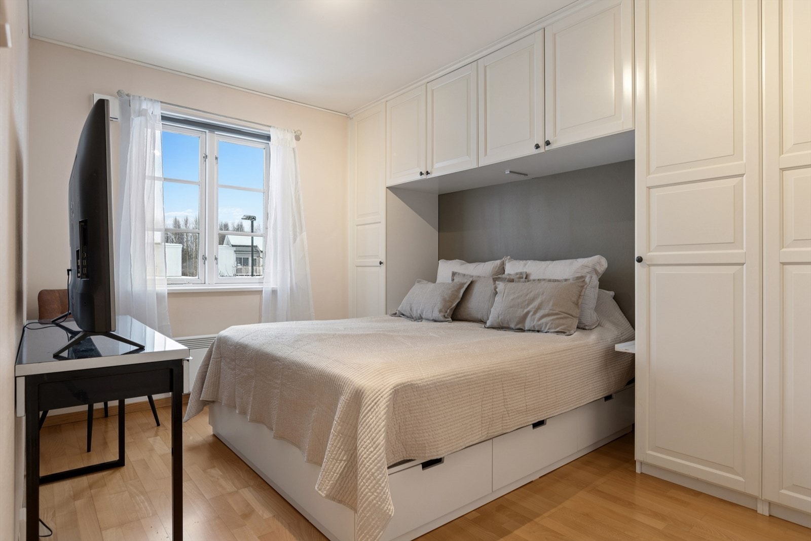 Hovedsoverommet har god plass og en smart, plassbygd sengeløsning med mye oppbevaring. Galleribilde