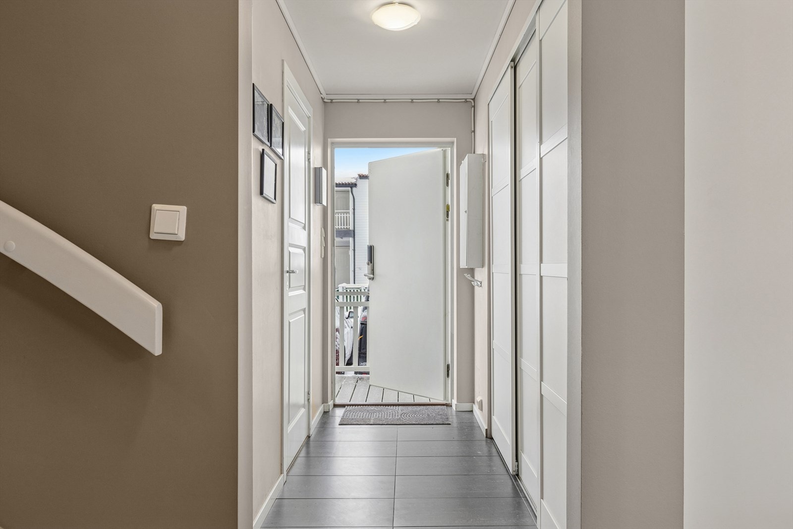 Inngangspartiet har flislagt gulv og gir et godt førsteinntrykk. Galleribilde