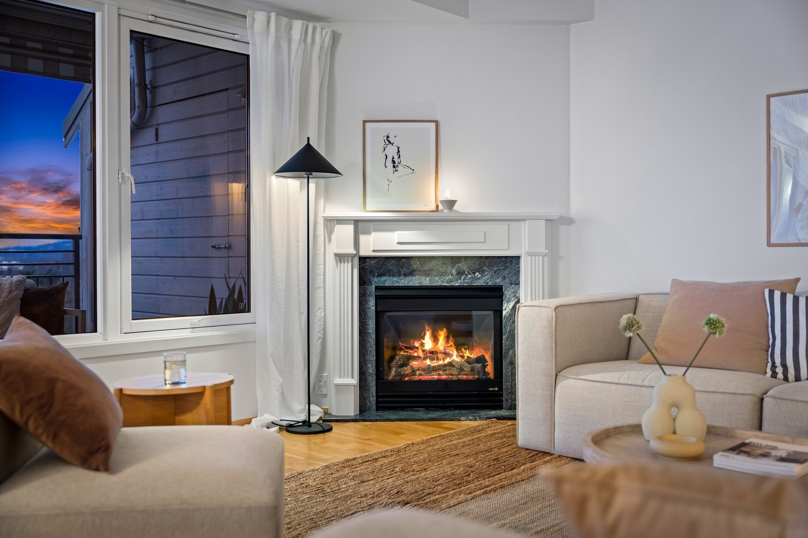 Gasspeisen kan styres med fjernkontroll. Den skaper god varme og hyggelig stemning på kalde vinterdager. Galleribilde