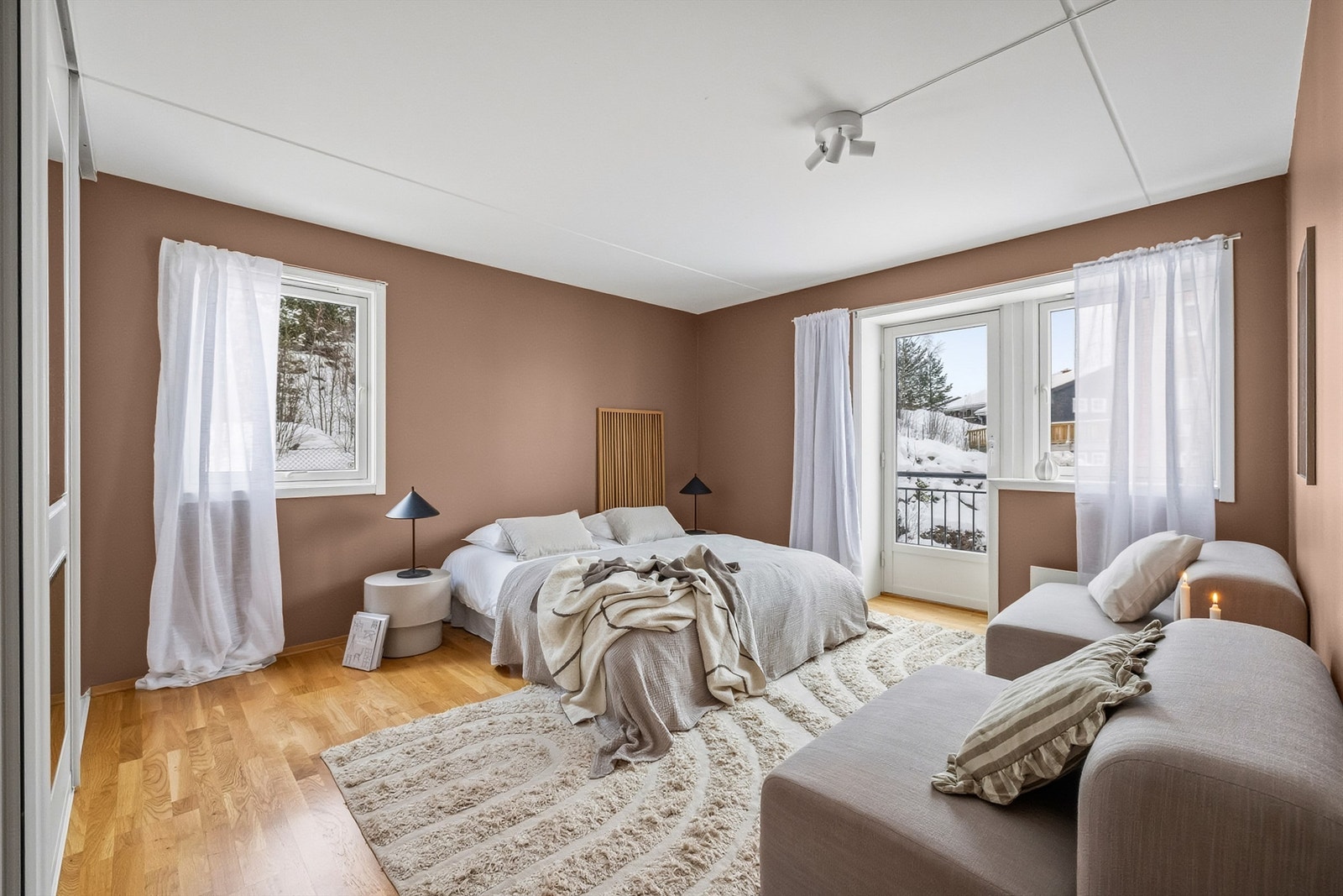 Romslig hovedsoverom med fransk balkong. Galleribilde