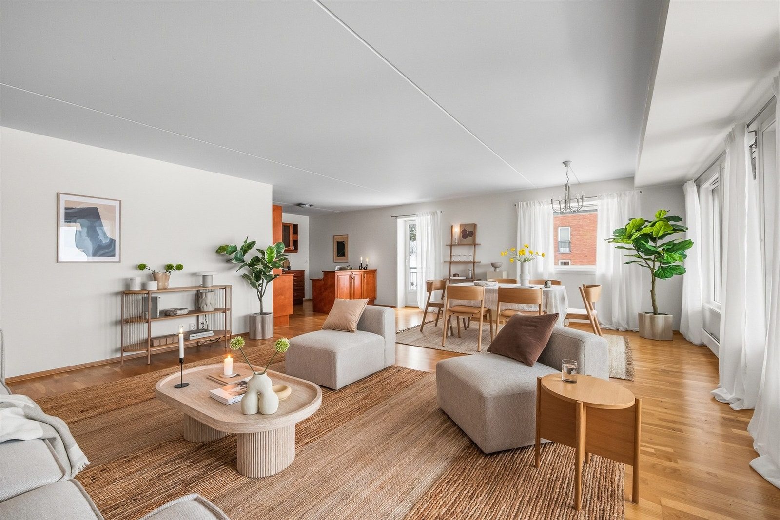 Det er god plass til både sofagruppe og spisegruppe. Galleribilde