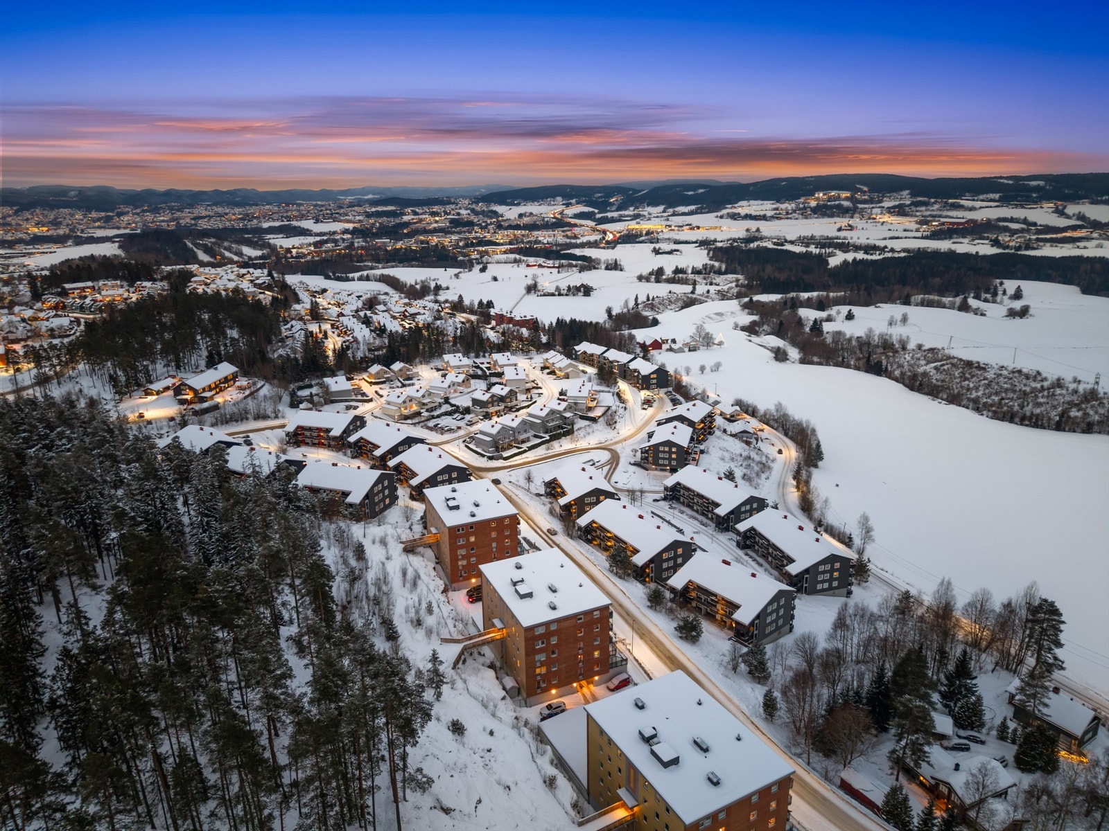 Enkel tilgang til turområdet bak bygget via bro fra 3.etg. Galleribilde