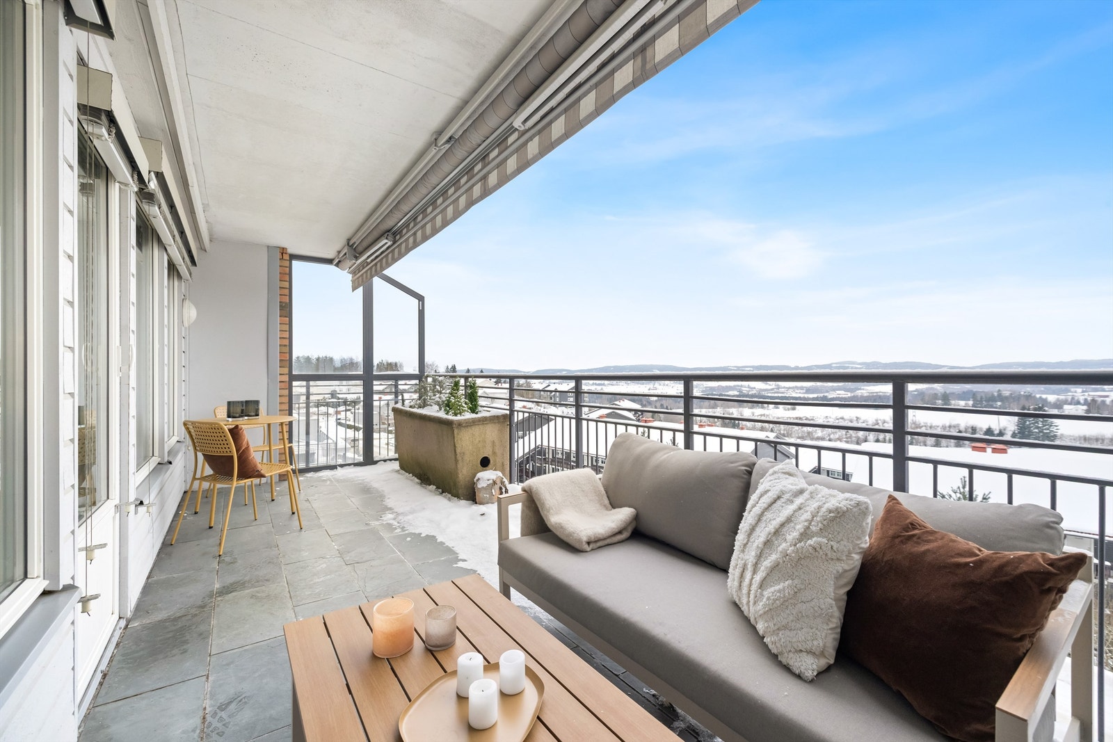 Den vestvendte terrassen utgjør hele 15m². Galleribilde