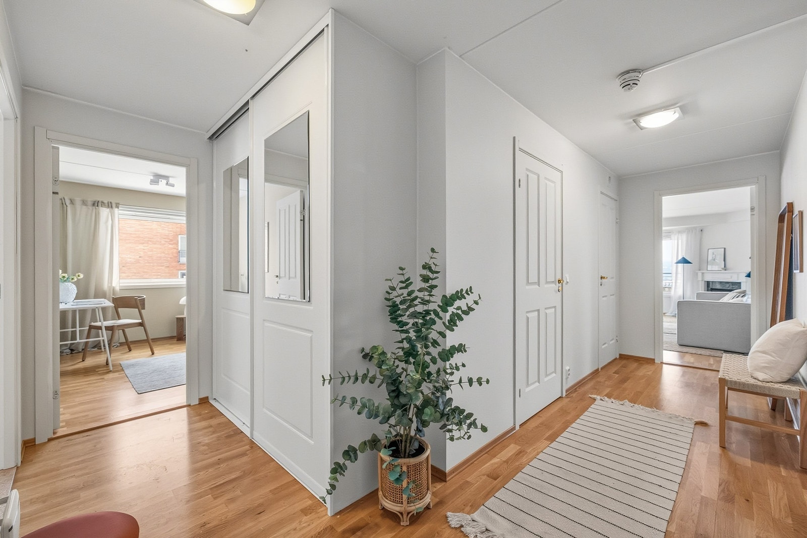 Romslig entré med skyvedørsgarderobe. Galleribilde