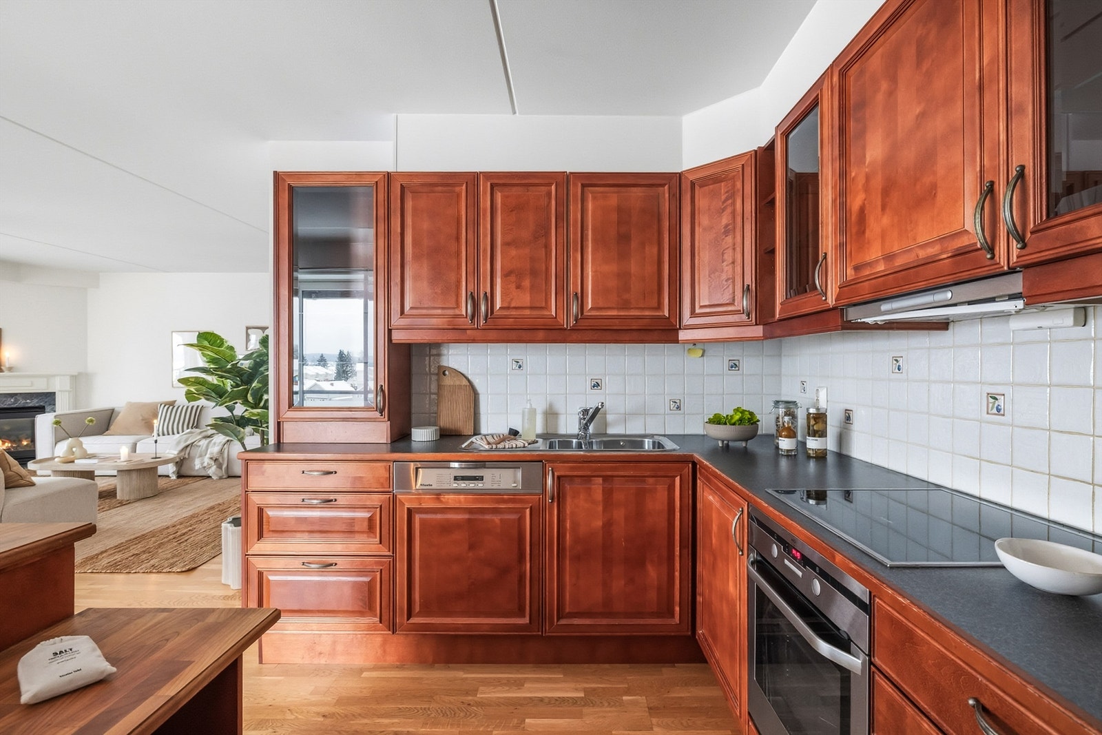 Integrerte hvitevarer som medfølger er oppvaskmaskin, komfyr, platetopp og ventilator. Galleribilde