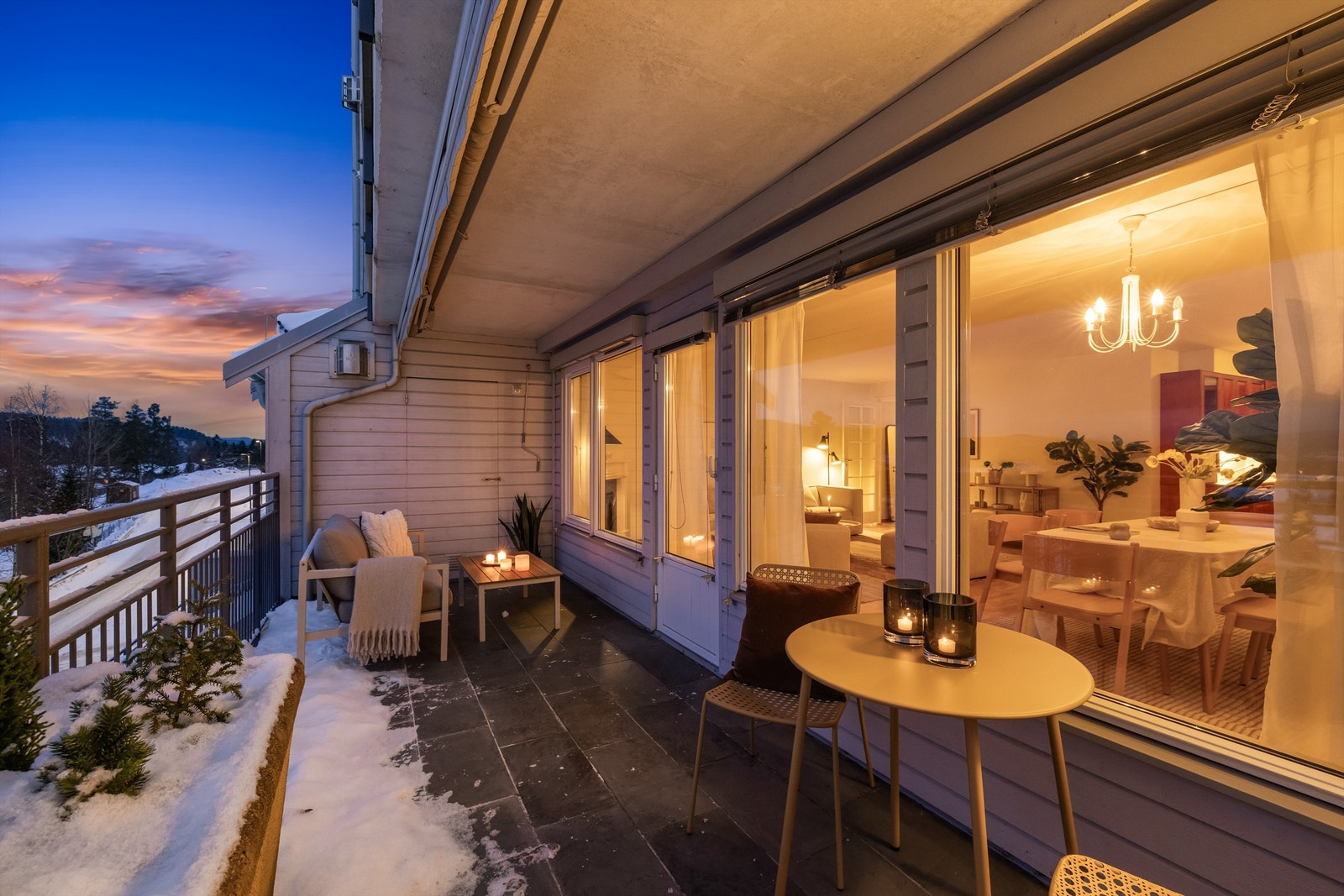 Kveldsstemning på terrassen. Galleribilde