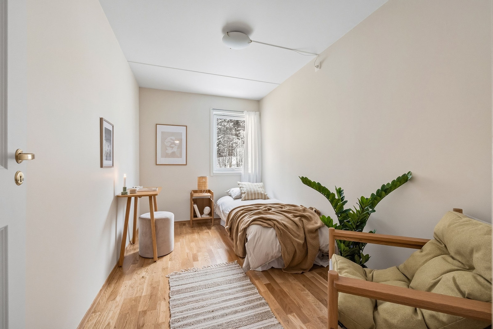 Rommet er av god størrelse, har godt med lysinslipp og kan fint fungere som et gjesterom/kontor/hobbyrom/garderoberom m.m. Galleribilde