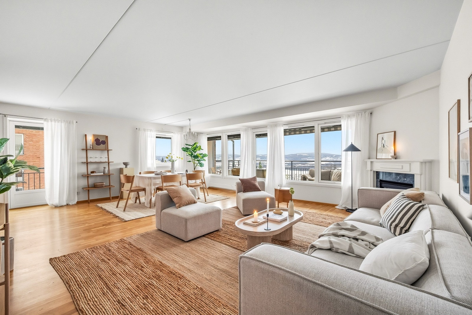 Stor og luftig stue med flere møbleringsmuligheter. Her er det også installert en gasspeis som gir både varme og hygge. Galleribilde