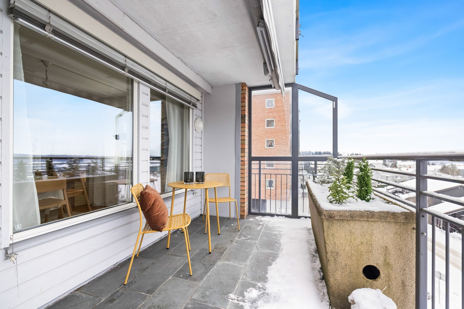 Terrassen er også delvis overbygd, og har motorisert markise med fjernkontroll og lys. Galleribilde