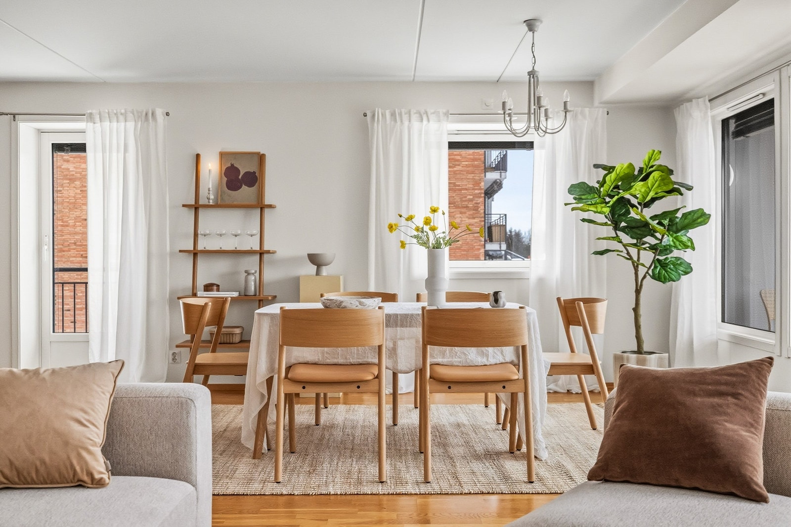 Stuen har god størrelse og vinduer med lys fra 2 sider. På den ene siden er det fransk balkong, og på den andre en romslig vestvendt terrasse. Galleribilde