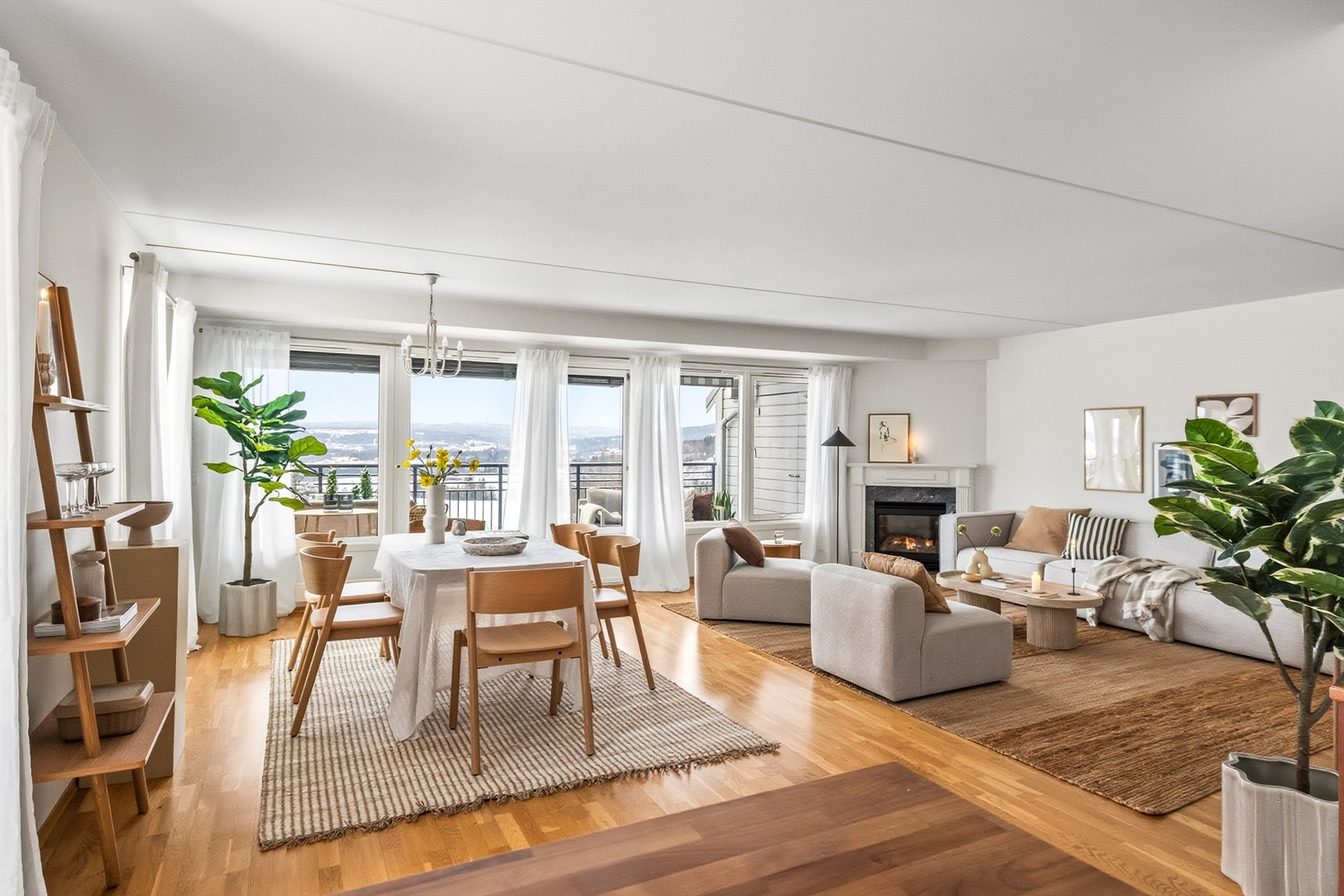 Leiligheten har glatte tak og veggflater og parkett på gulv. Galleribilde