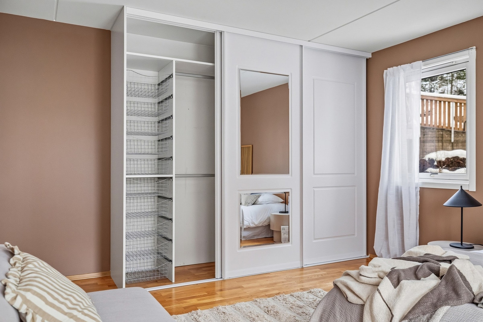 .... med gode oppbevaringsløsninger for klær til både han og henne. Galleribilde