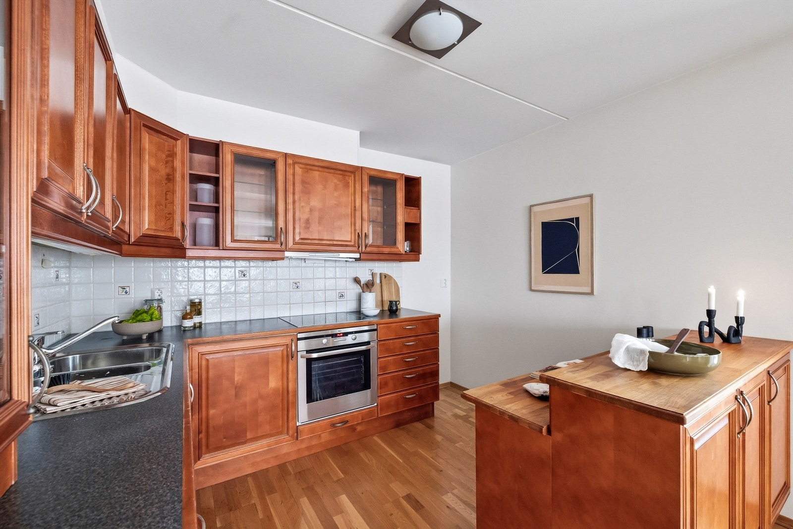 Det er profilerte fronter og laminat benkeplate. Galleribilde