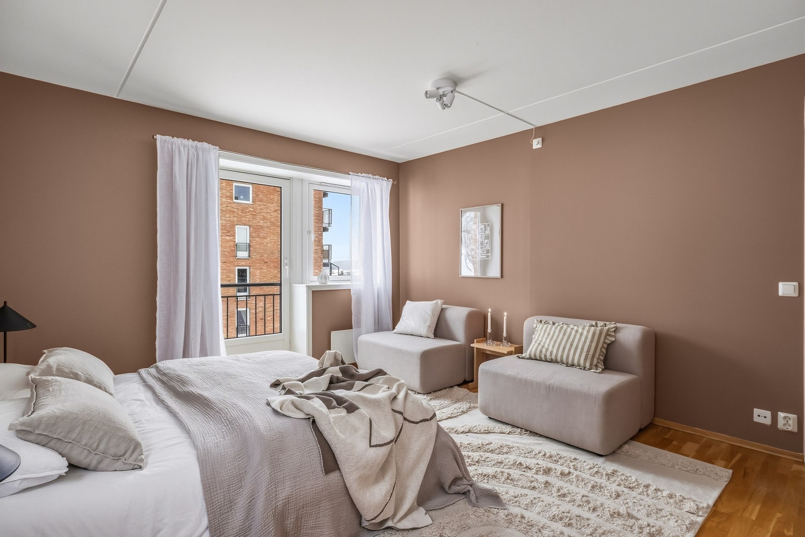 Det er glatte tak og veggflater, og veggene er malt i en delikat og lun fargetone. På gulvet er det parkett. Galleribilde