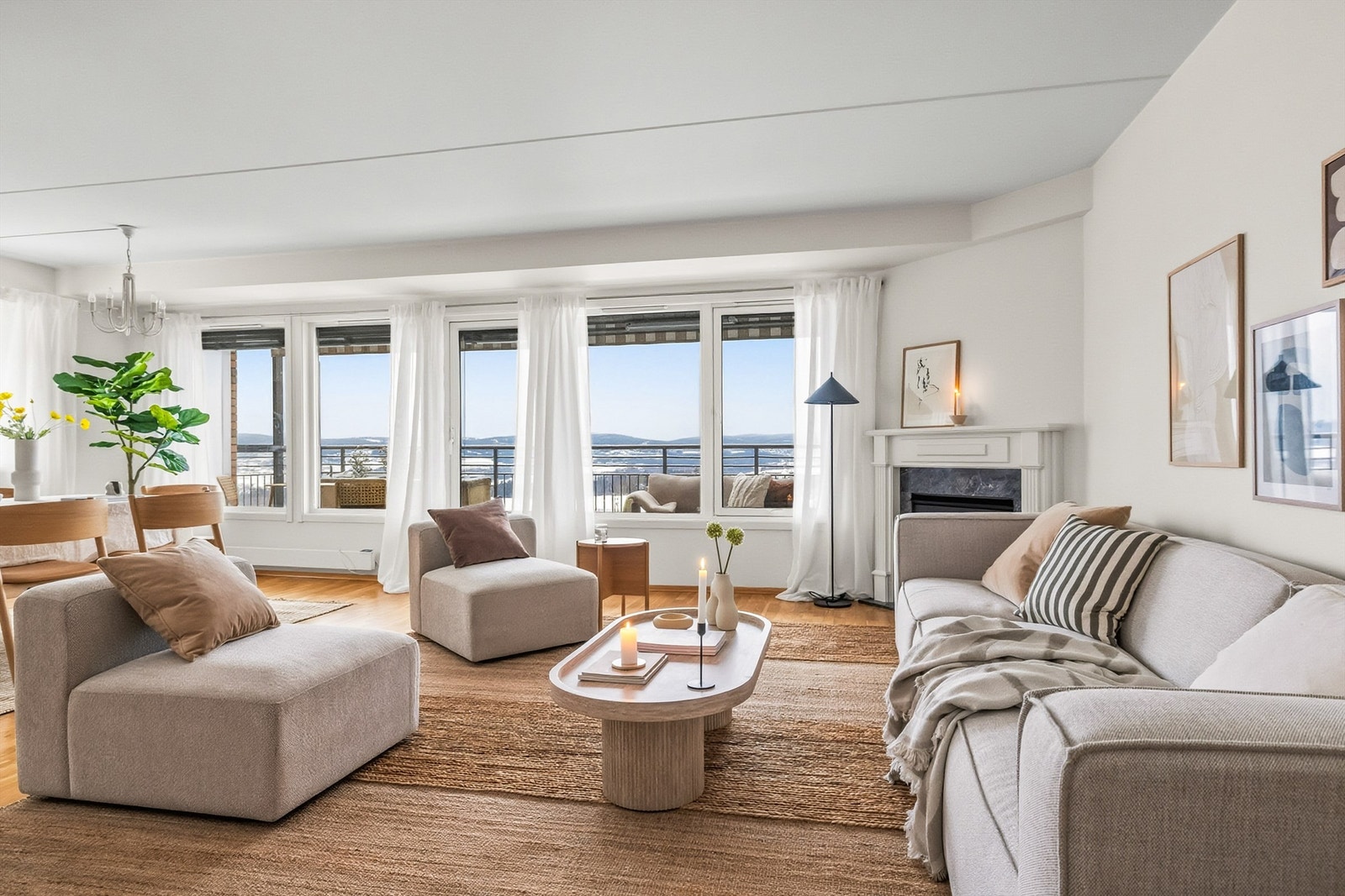 Panelovn under vinduer mot terrasse. Galleribilde