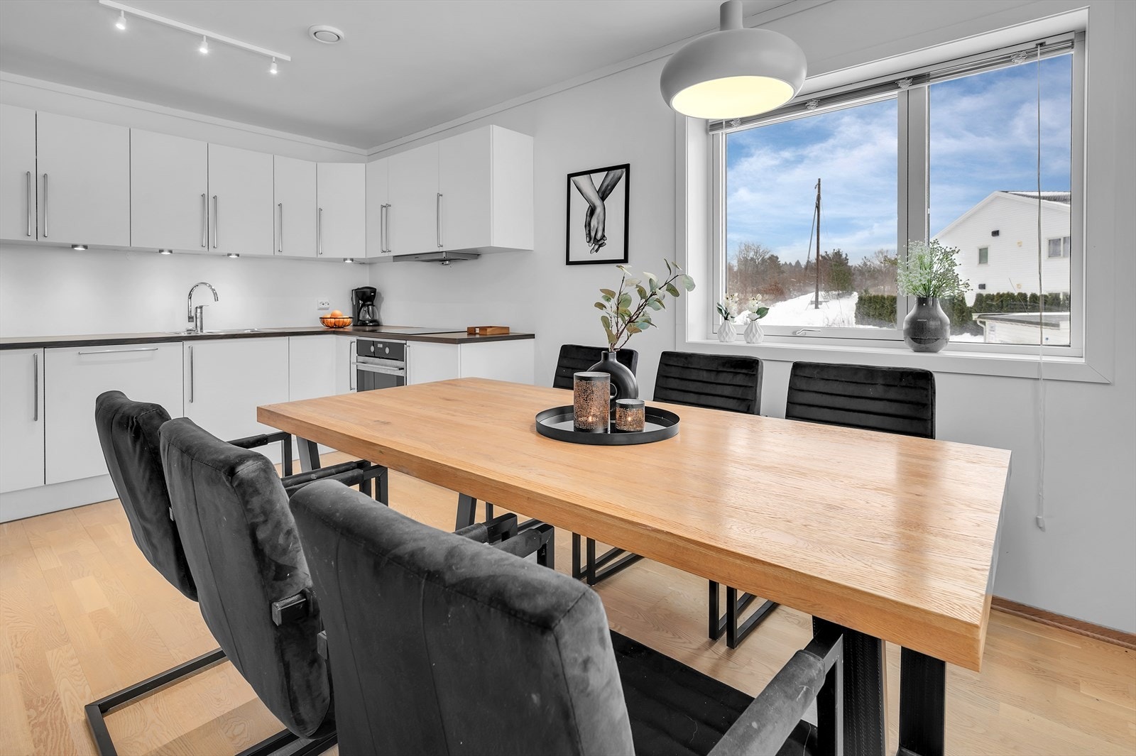 Ved kjøkkenet er det god plass til spisebord og tilhørende møblement Galleribilde