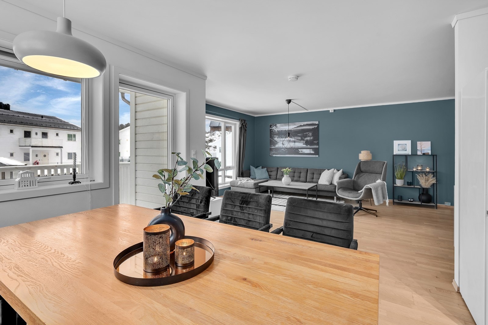 Fra stuen har du utgang til en balkong Galleribilde