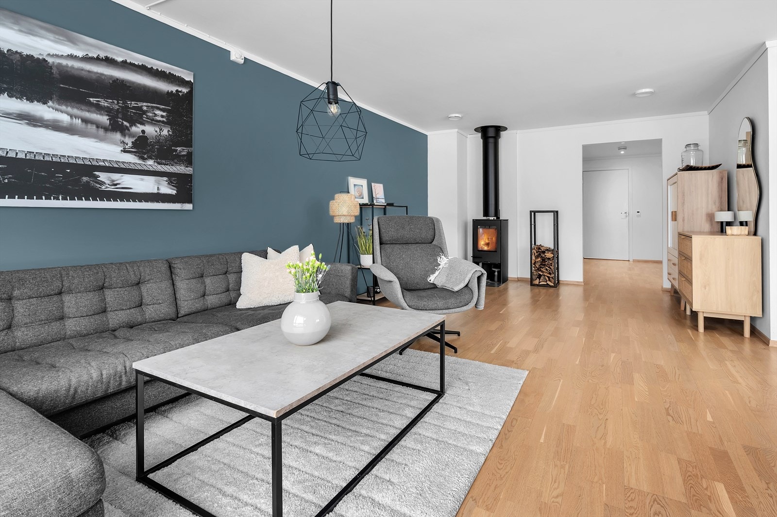 God plass til sofa og tilhørende møblement Galleribilde