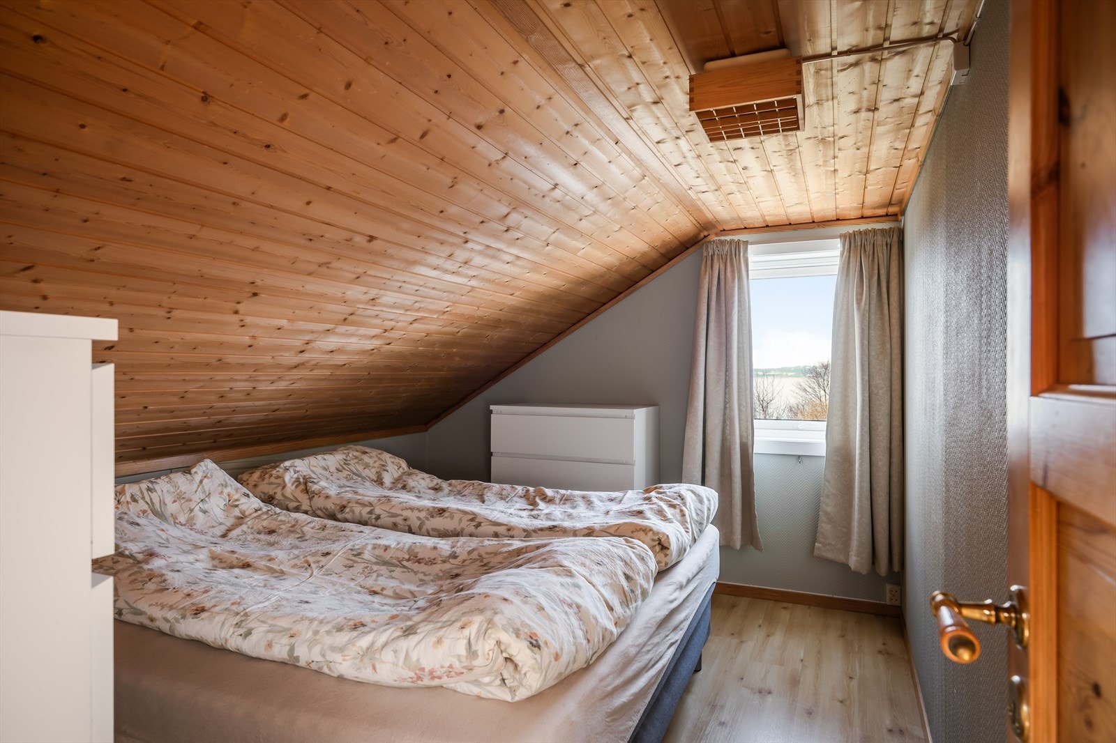 Behagelig soverom med god plass til dobbeltseng, nattbord og garderobe. Galleribilde