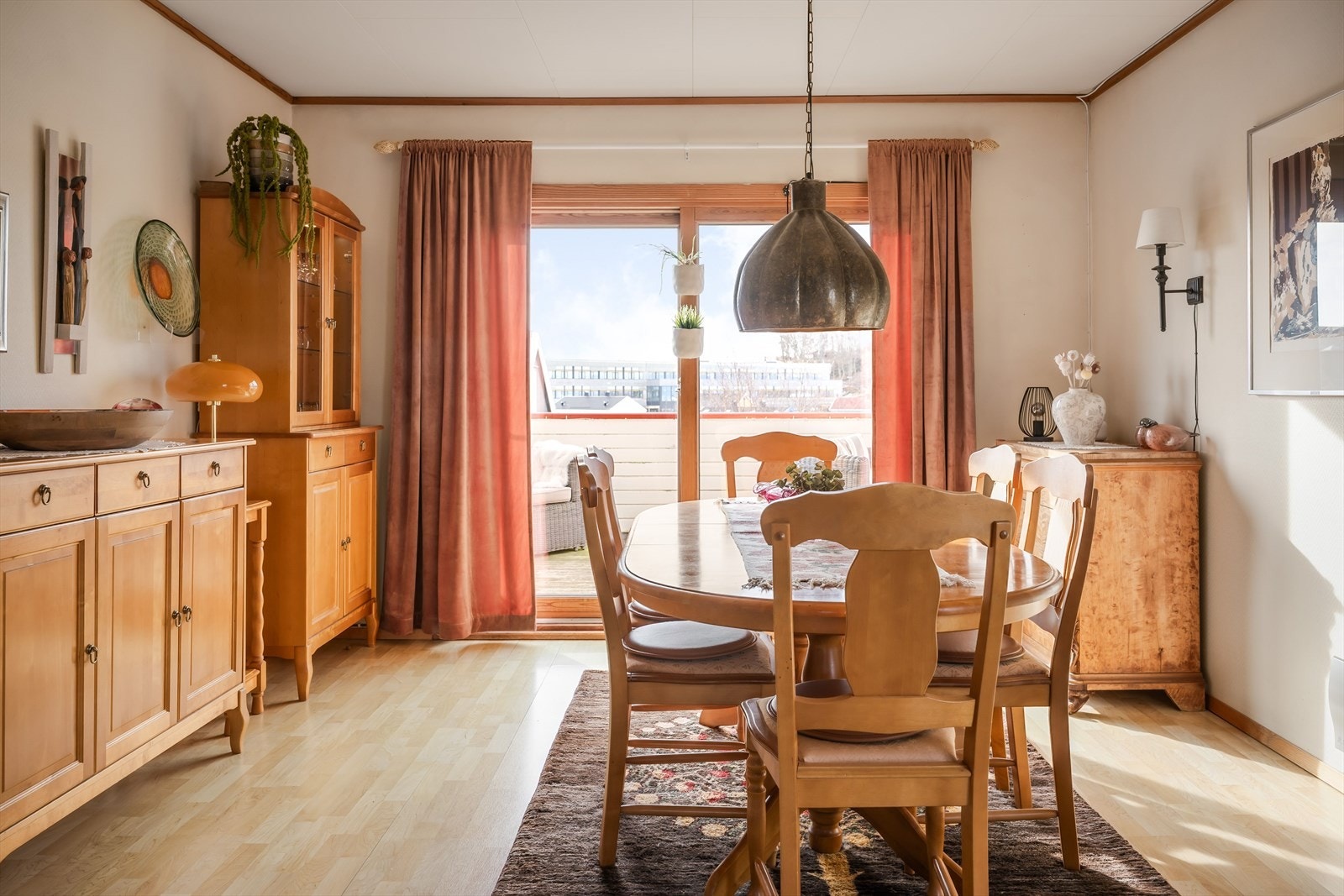 Store vindusflater som gir rikelig med naturlig lys. Galleribilde